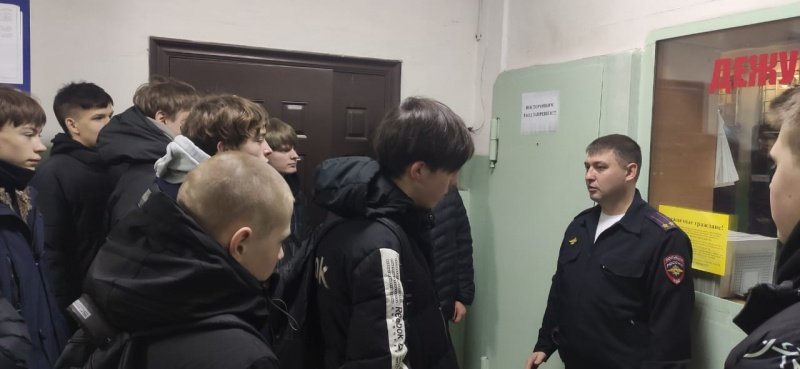 Учащиеся Карпинского машиностроительного техникума посетили Карпинский отдел полиции